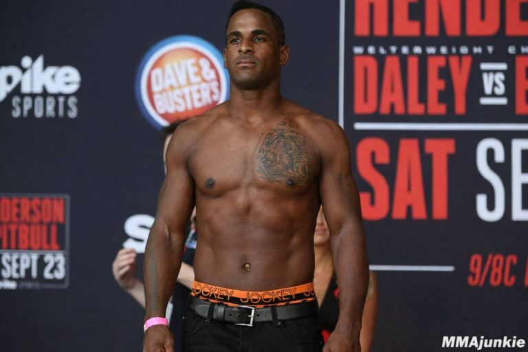 Lorenz Larkin Mundur Mendadak, Event MMA Netflix Kehilangan Bintang Utama