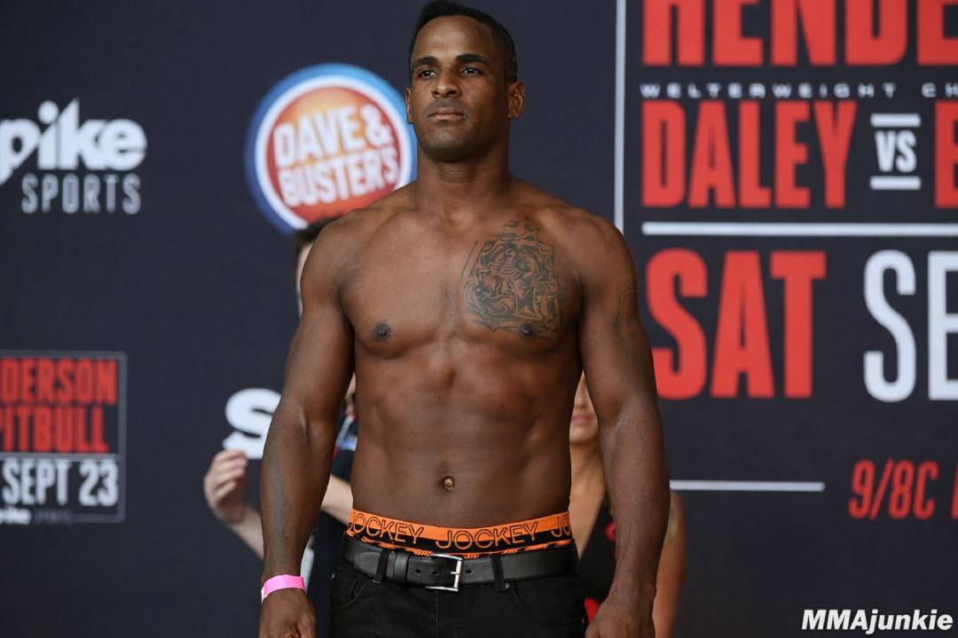 Lorenz Larkin Mundur Mendadak, Event MMA Netflix Kehilangan Bintang Utama
