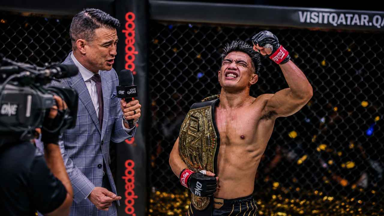 Joshua Pacio Pertahankan Gelar Dunia usai Tundukkan Mansur Malachiev