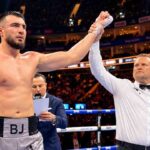 Bakhodir Jalolov Menang Dominan atas Solomon Dacres