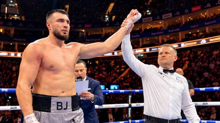Bakhodir Jalolov Menang Dominan atas Solomon Dacres